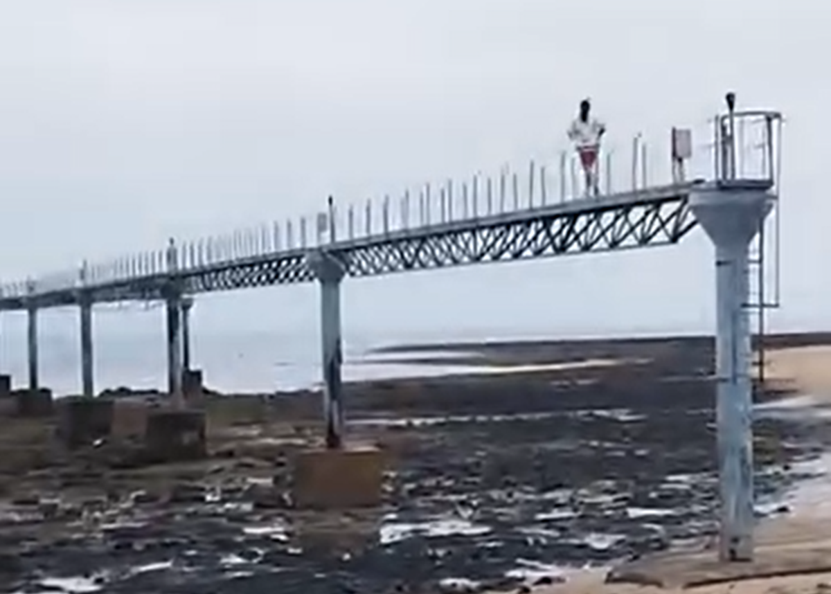 Hombre subido al sistema de luces de aproximación