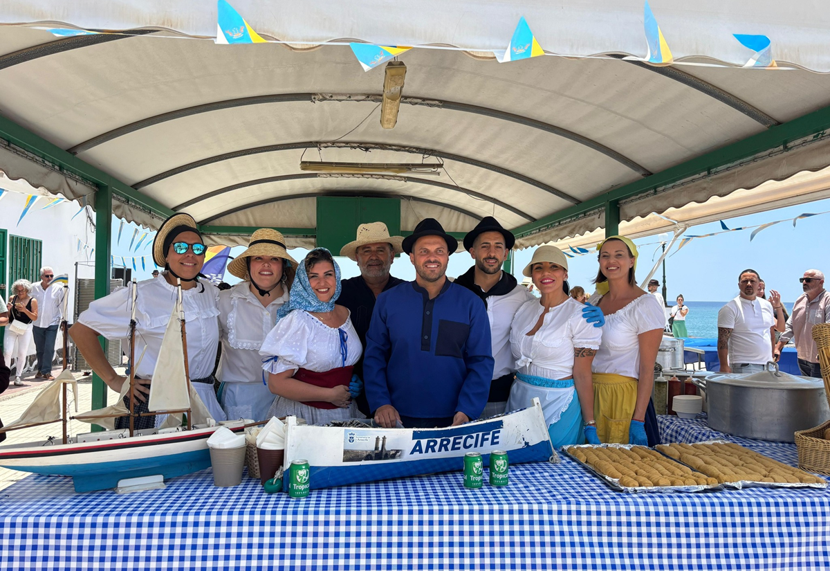 Turismo Arrecife ofreció una degustación de productos y gastronomía canaria por el Día de Canarias. El alcalde y la concejala de Turismo pars