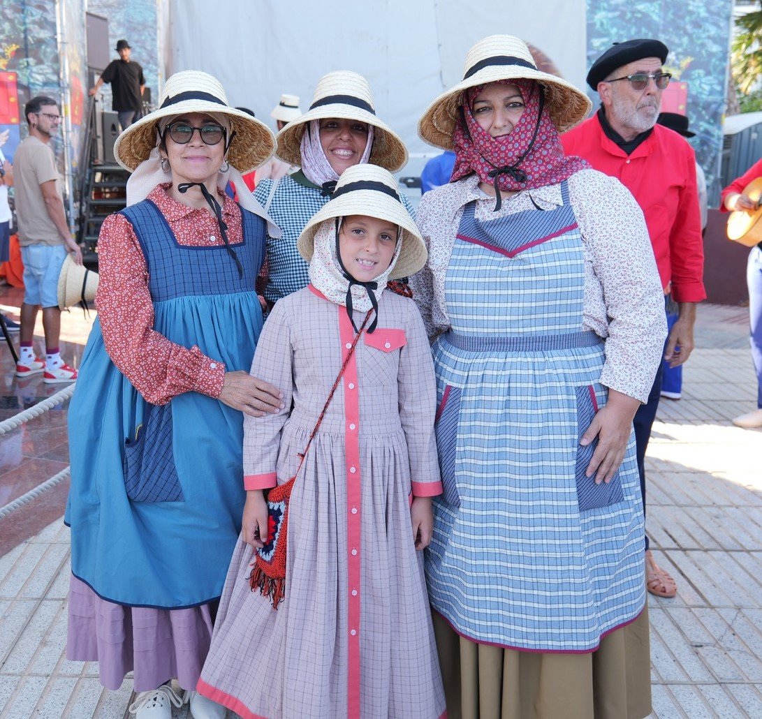 Presentación de la indumentaria marinera de Los Buches