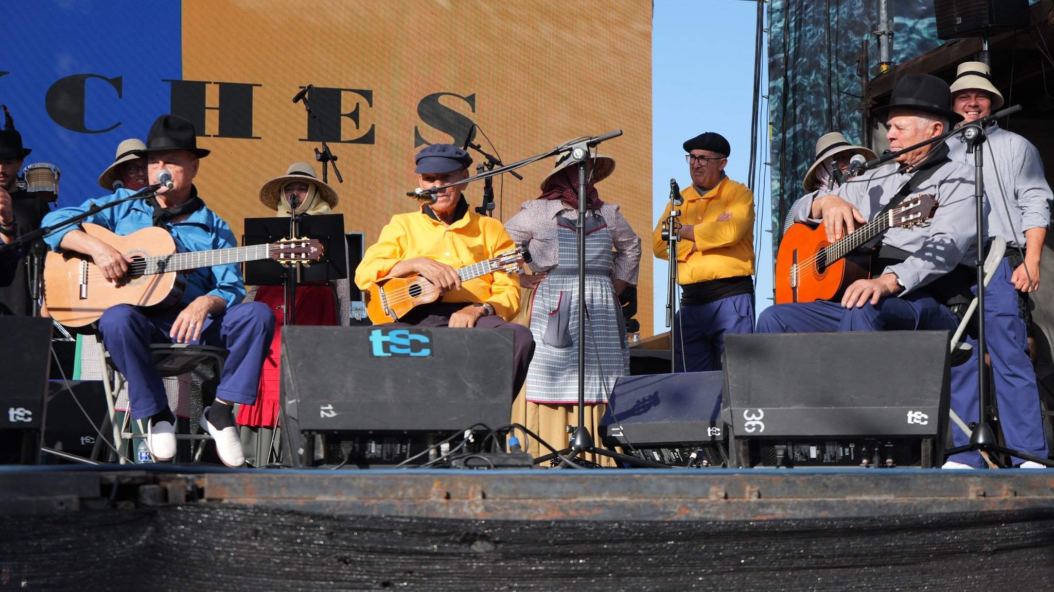 Presentación de la indumentaria marinera de Los Buches