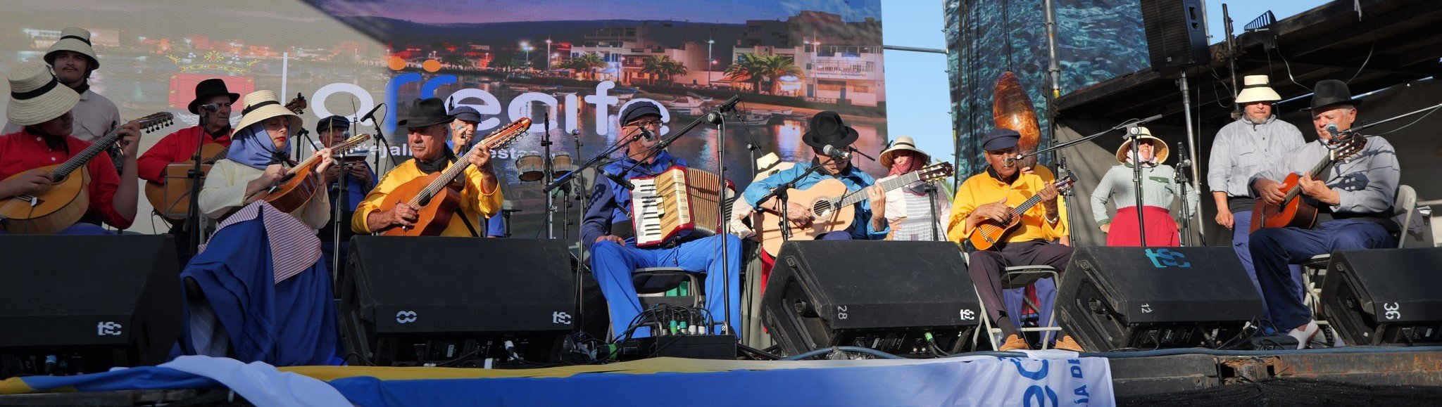 Presentación de la indumentaria marinera de Los Buches