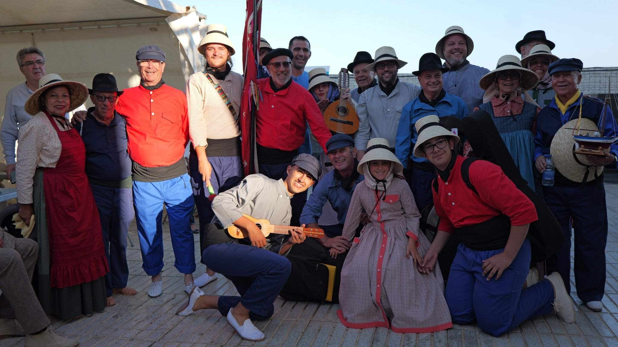 Presentación de la indumentaria marinera de Los Buches