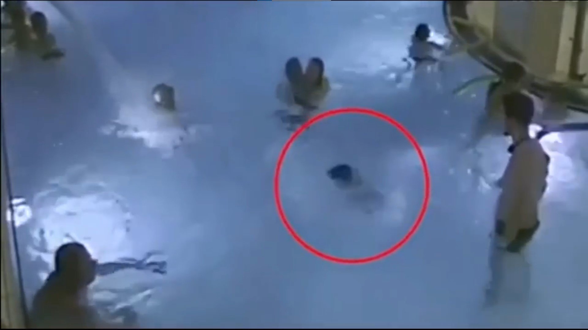 Un niño ahogándose en una piscina llena de gente (síndrome del “ahogado invisible).
