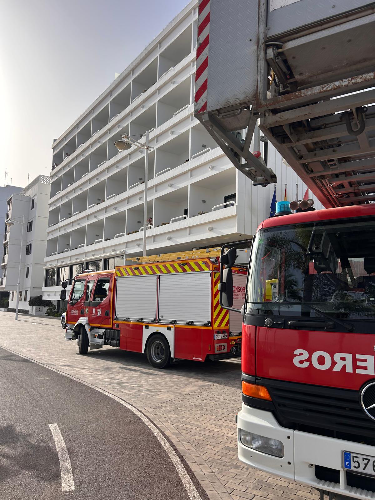 Bomberos del Consorcio de Seguridad y Emergencias en el Hotel Lancelot.
