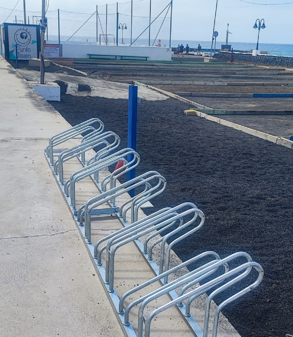 Instalación de aparcabicis en Punta Mujeres.