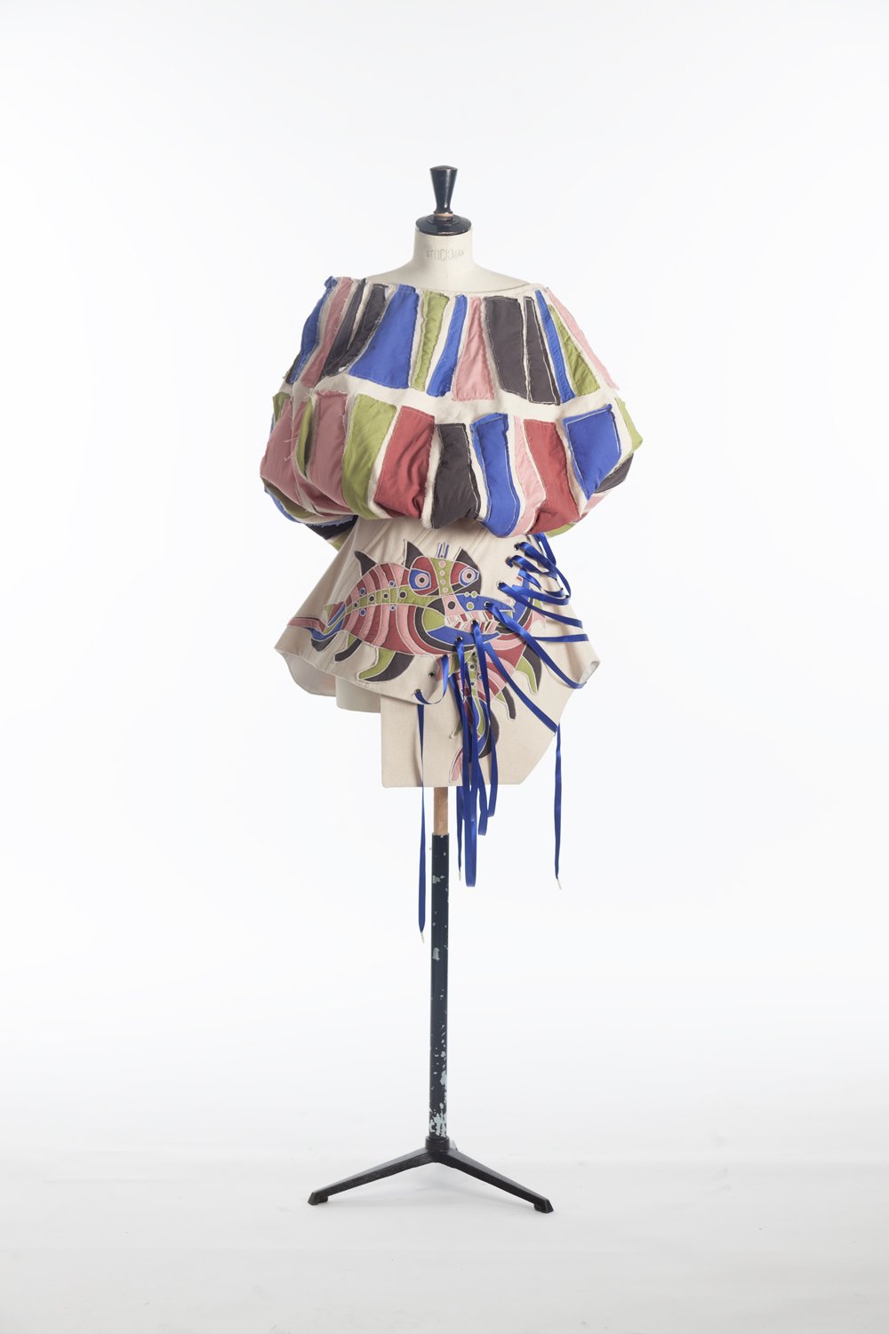 Algunos de los diseños de trajes regionales expuestos en Madrid Algunos de los diseños de trajes regionales expuestos en Madrid