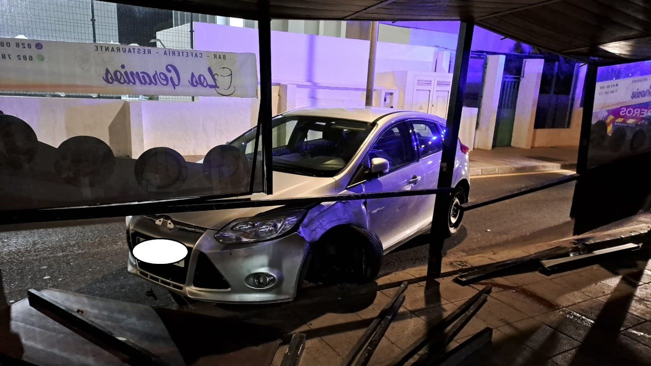 Un coche se empotra contra la terraza de un bar