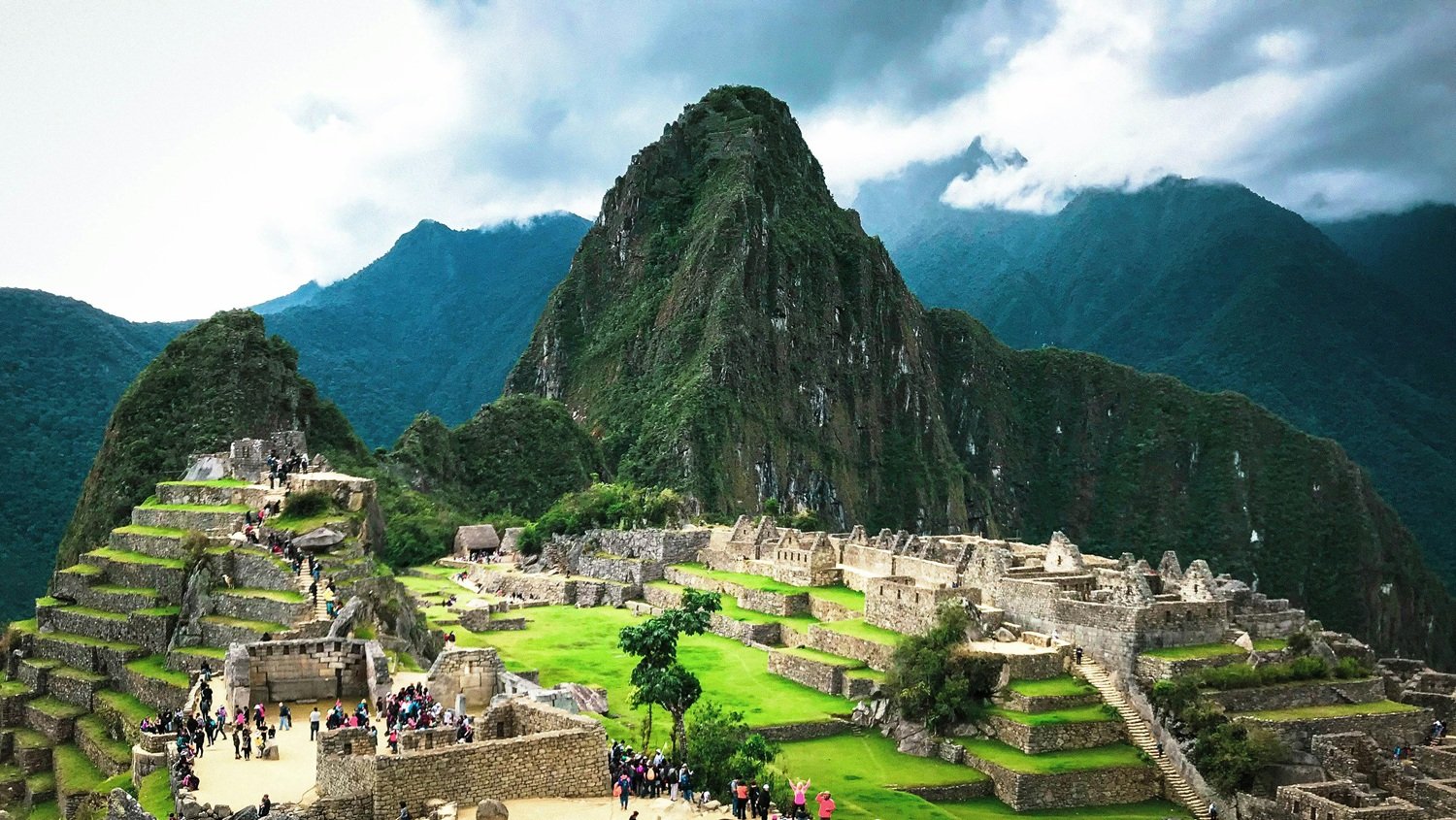 Turistas visitan Machu Picchu, joya de la corona del turismo en Perú.
