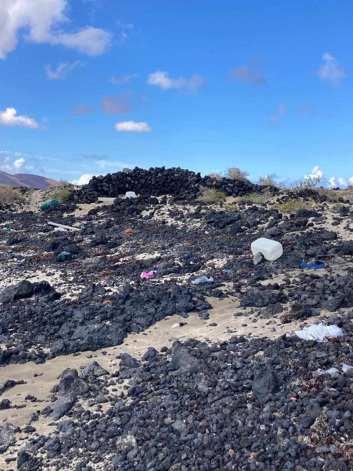 Residuos en la Playa del Risco
