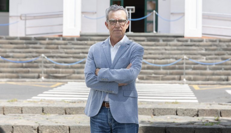 Domingo de Guzmán Pérez, former director of the Insular Hospital of Lanzarote (1982-2022). Photo: Juan Mateos. Domingo de Guzmán Pérez, former director of the Insular Hospital of Lanzarote (1982-2022). Photo: Juan Mateos.