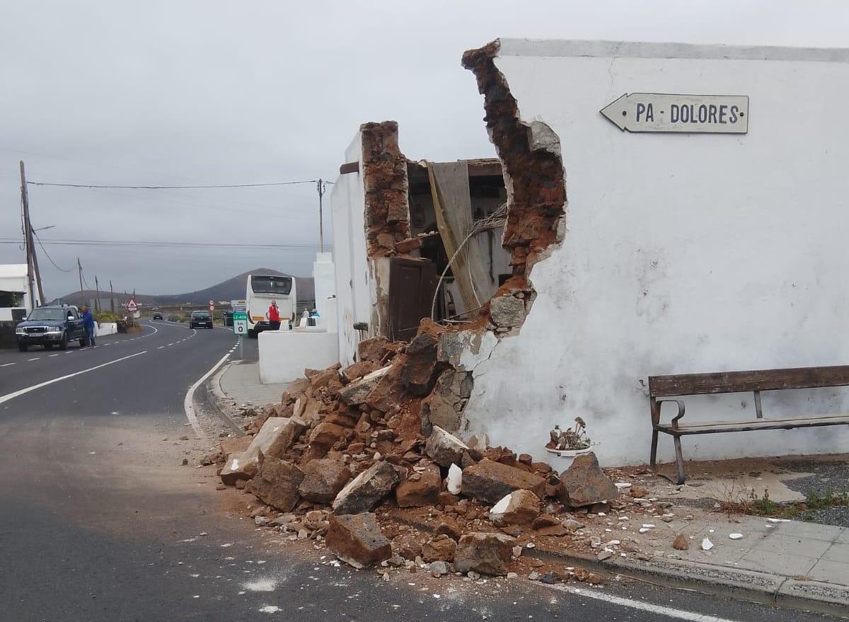 Una guagua choca contra una casa