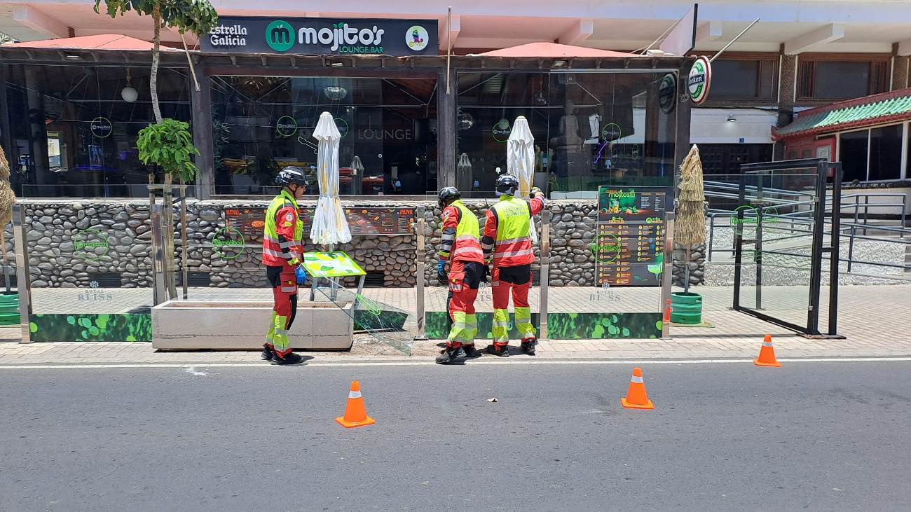 Un coche impacta contra un macetón y mamparas de un bar en Arrecife