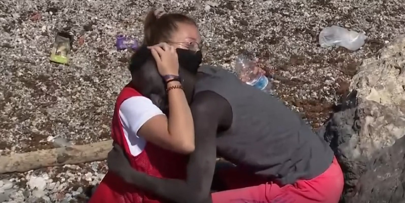 Abdou y Luna se funden en un abrazo tras la llegada de este a Ceuta. Foto: RTVE.