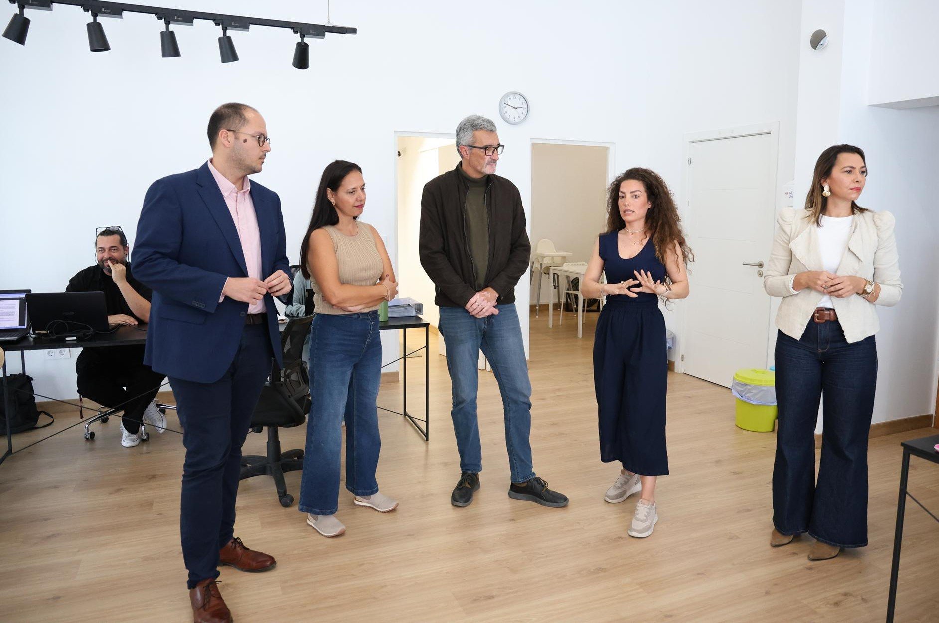 Marci visita la sede de la Asociación Más Familia en Arrecife.