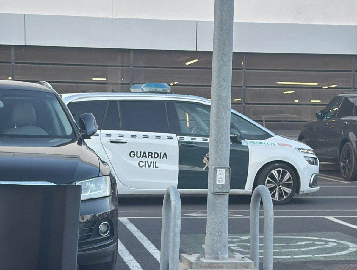 Un vehículo de la Guardia Civil en el momento de la detención. Foto: La Voz.