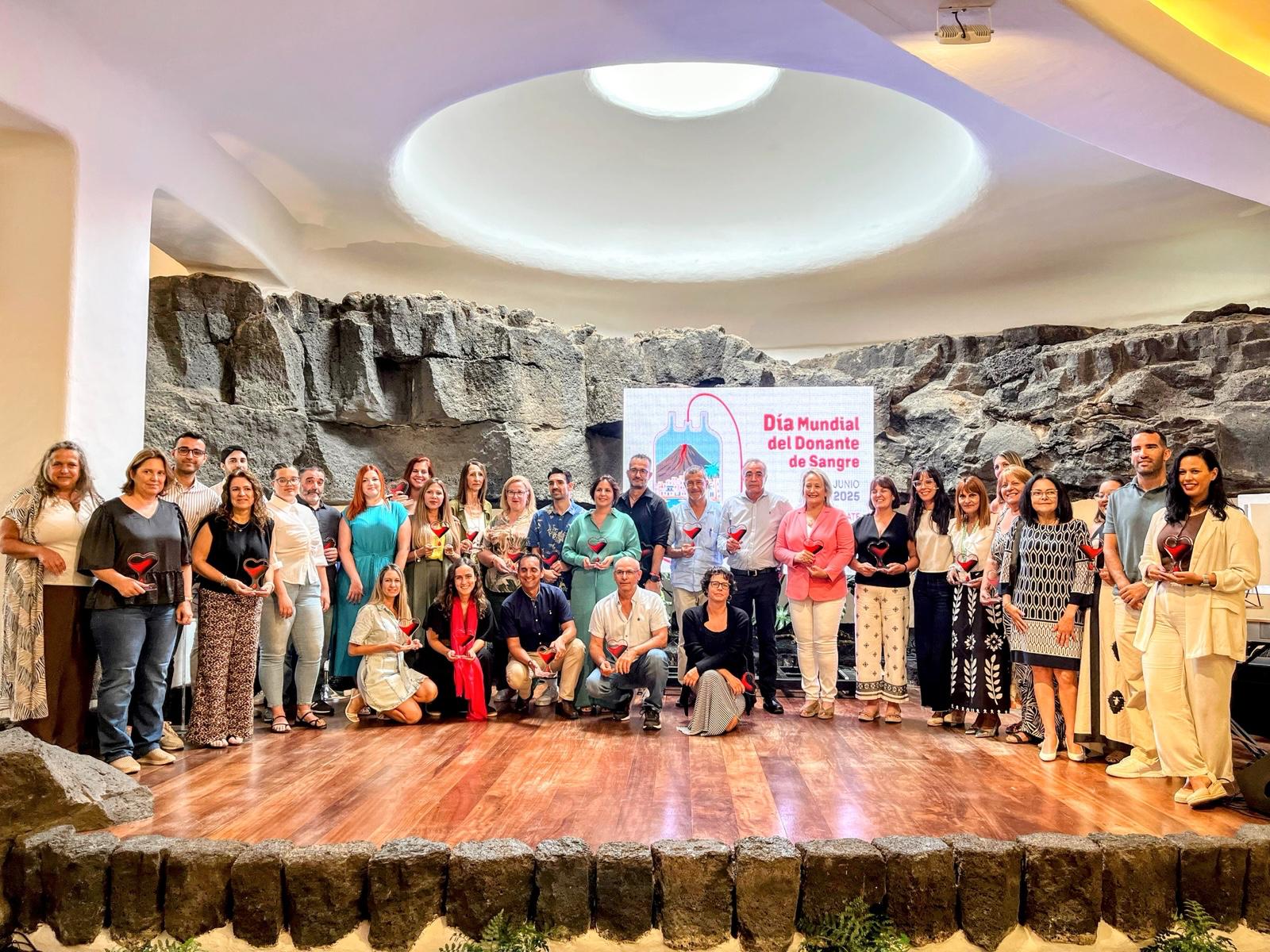 Foto familia en el acto de homenaje a los donantes de sangre más destacados.