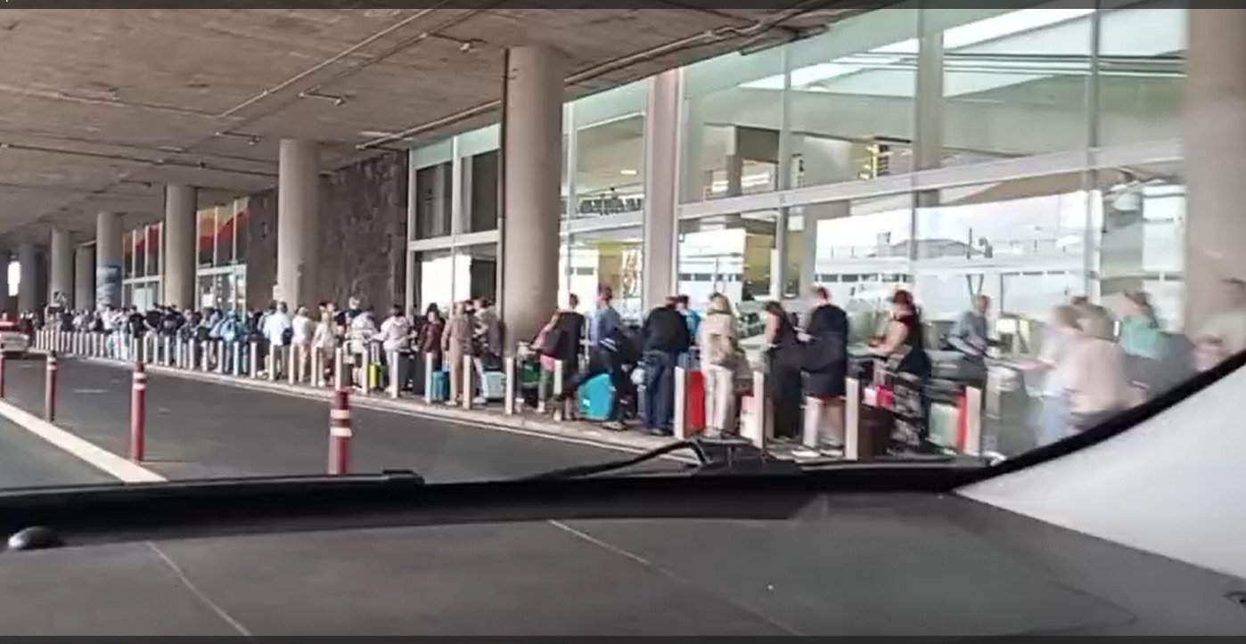Colas de turistas esperando taxis en el aeropuerto de Lanzarote