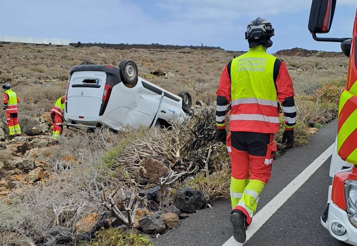 Una furgoneta se sale de la vía y volcó cerca de Jameos 