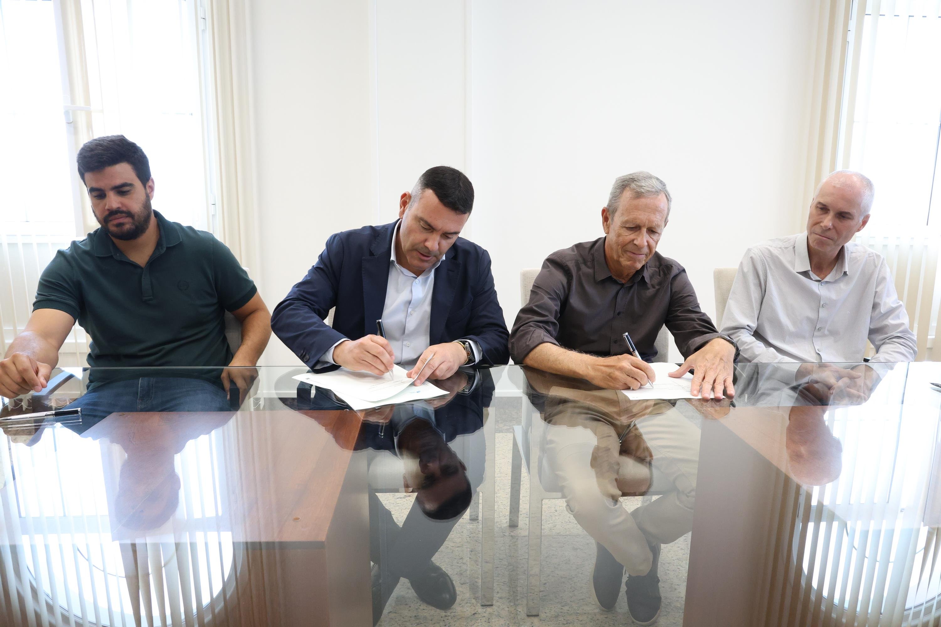 Oswaldo Betancort en la firma de los contratos de las obras de abastecimiento. 
