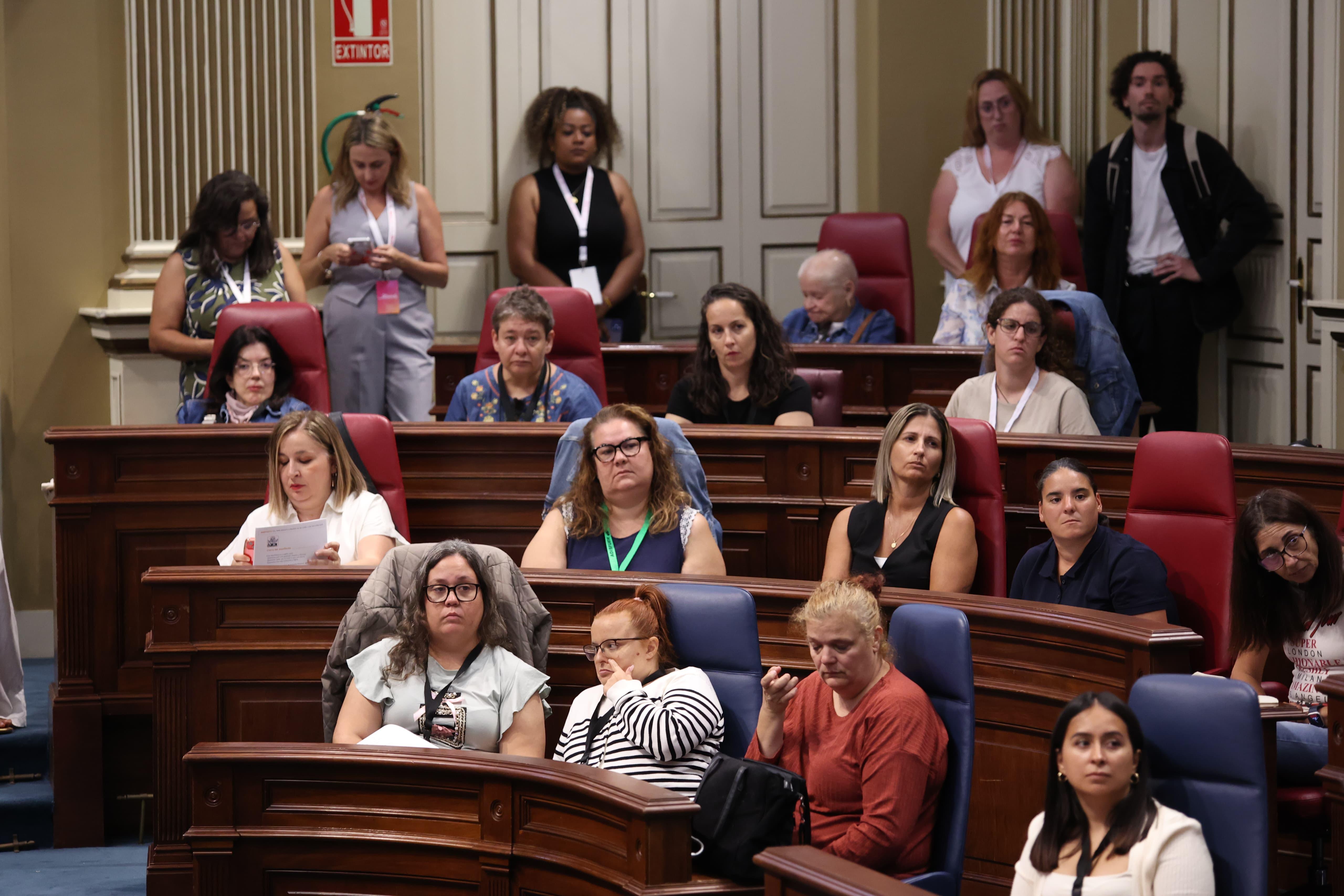 Sesión en el Parlamento de Canarias Sesión en el Parlamento de Canarias