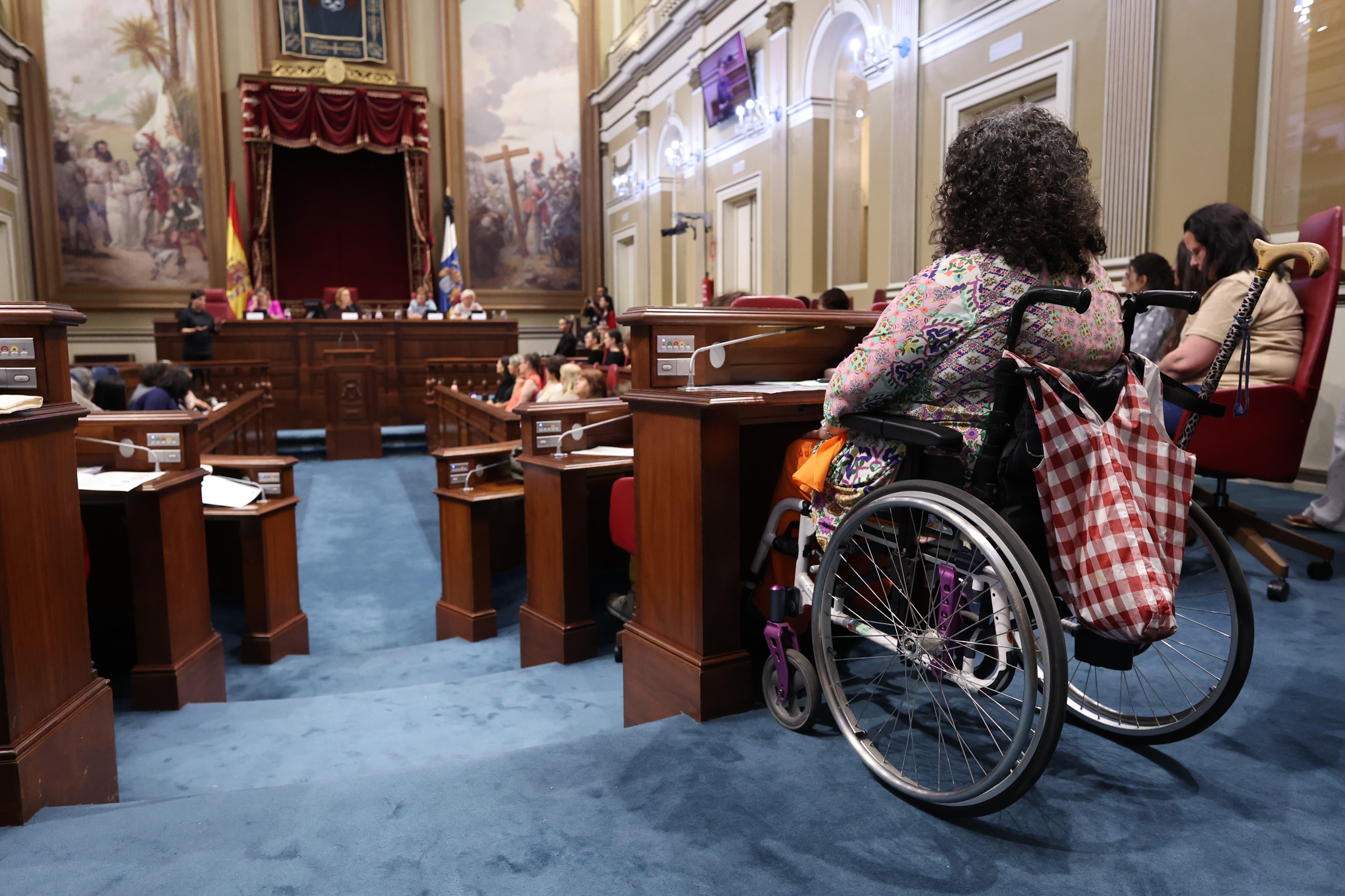 Sesión en el Parlamento de Canarias Sesión en el Parlamento de Canarias