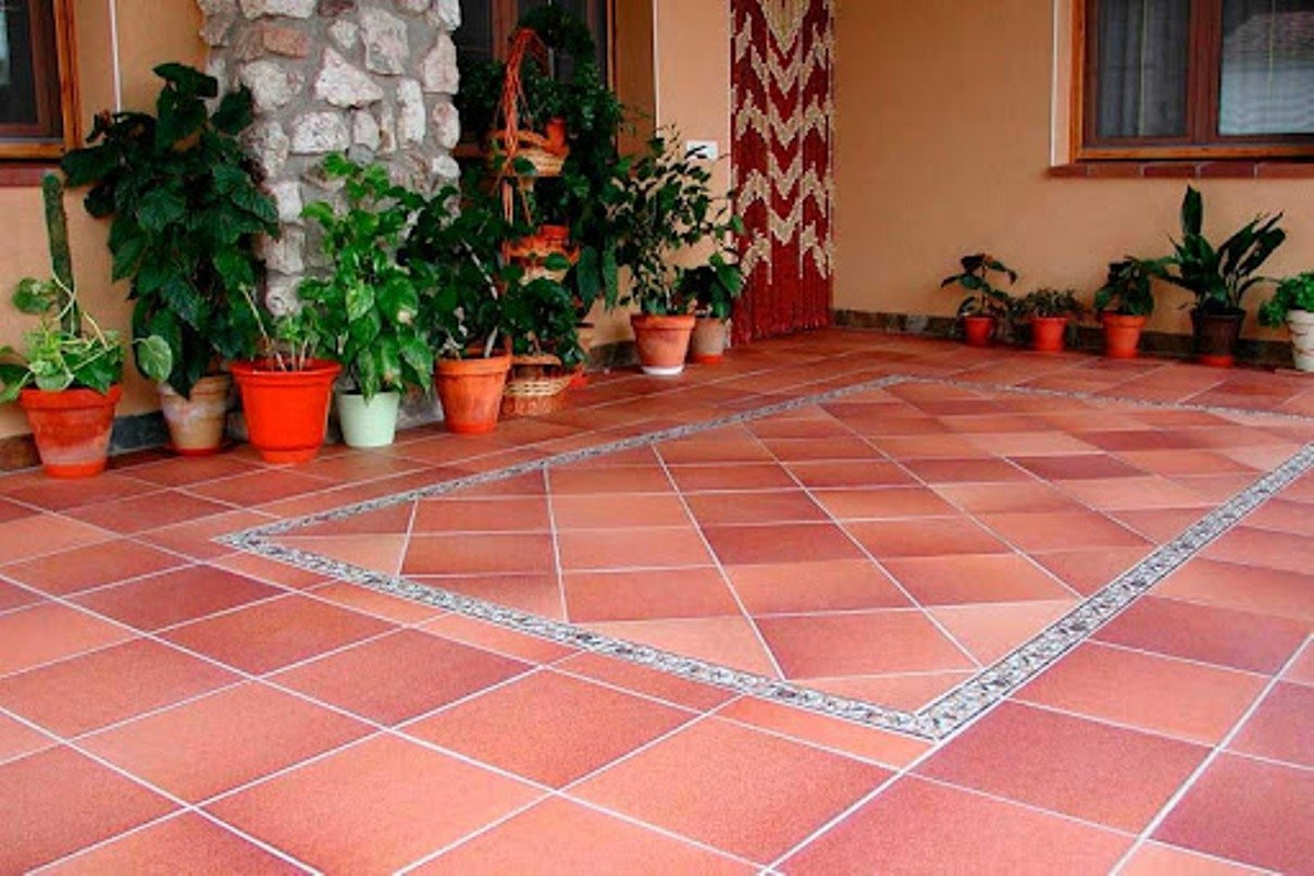 Patio exterior de una casa rústica