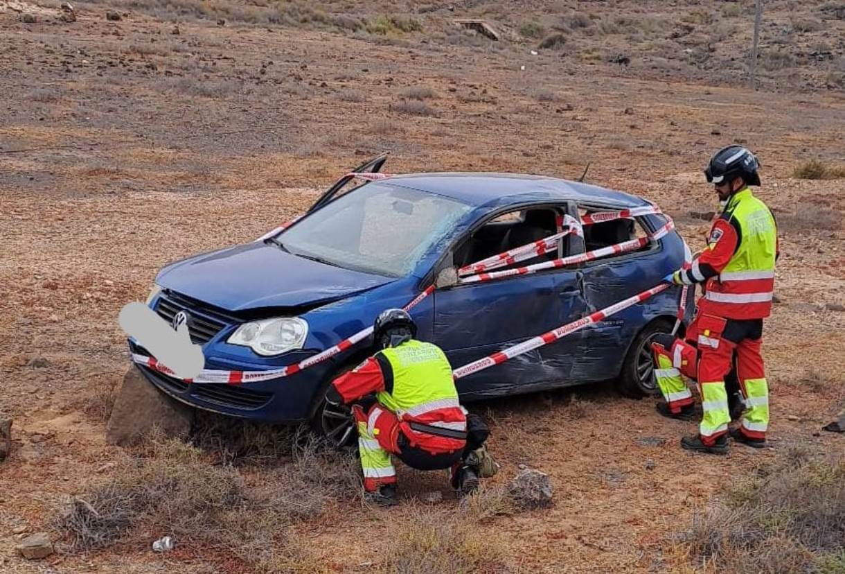 Herido tras volcar con su coche en Famara