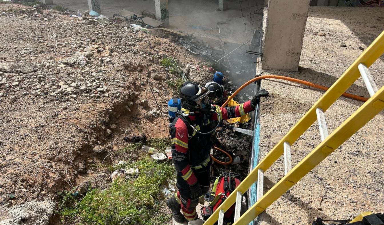 incendio en uno de los esqueletos de Costa Teguise