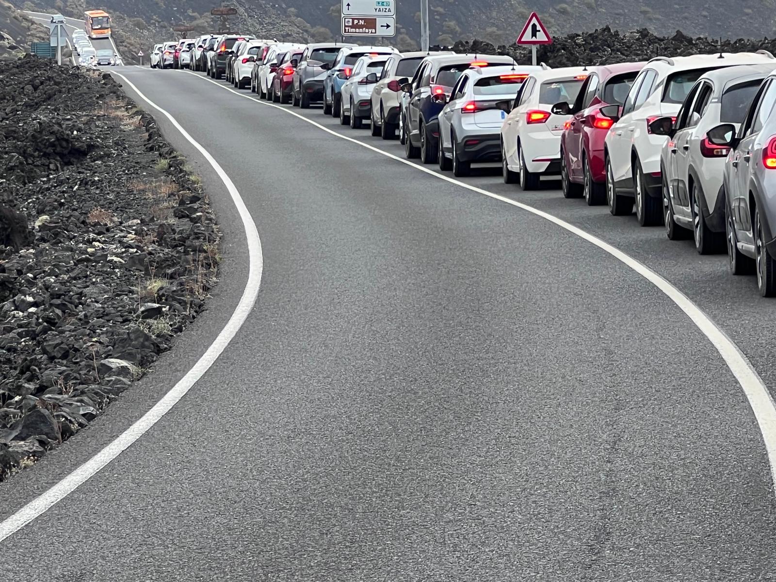 Colas de vehículos en Timanfaya. Fotos: La Voz.
