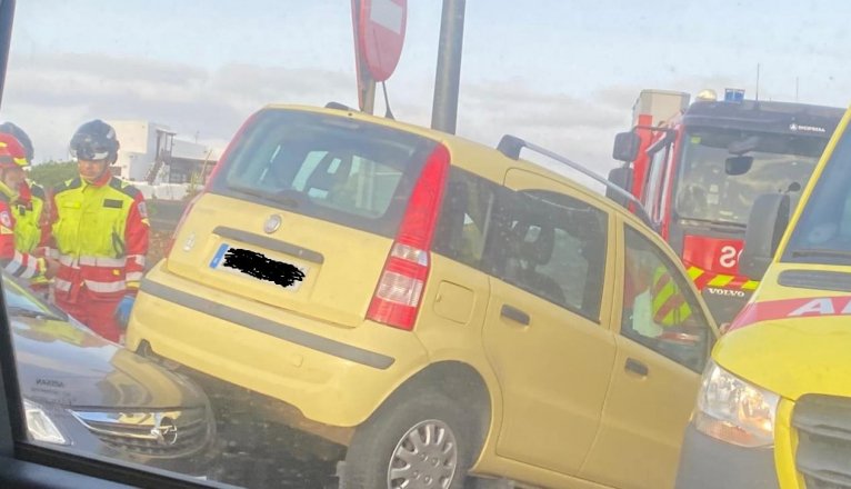 Dos vehículos chocan en la rotonda de Tahíche Dos vehículos chocan en la rotonda de Tahíche