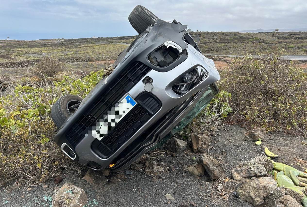 Un coche se sale de la vía y vuelca en la carretera que une Arrieta con Ye