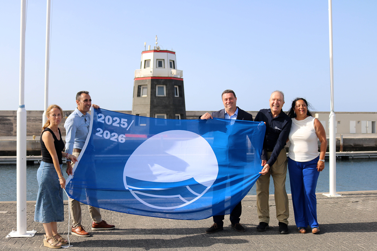 Izado de la bandera en Puerto Calero