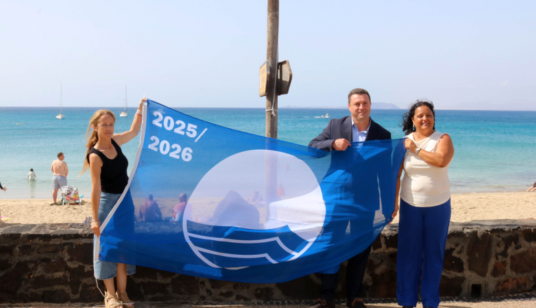 El alcalde y las ediles de Playas y Medio Ambiente izando la Bandera Azul de la playa de Playa Blancav
