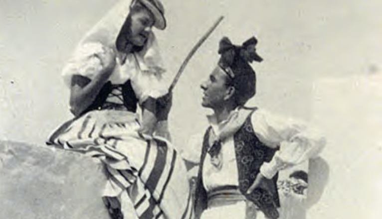 Dos personas con el llamado ‘traje típico de Lanzarote’ en las primeras décadas del siglo XX. Foto: Indumentarias y textiles de Lanzarote. Dos personas con el llamado ‘traje típico de Lanzarote’ en las primeras décadas del siglo XX. Foto: Indumentarias y textiles de Lanzarote.