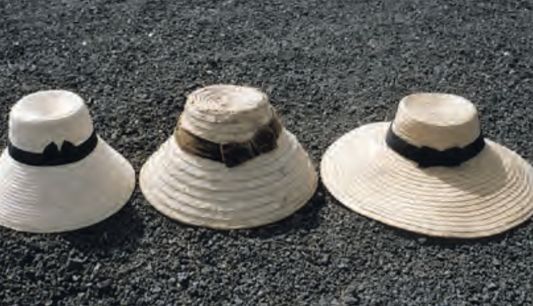 (Izquierda a derecha) Sombrera de La Graciosa, sombrera 'vuelta arriba' de Lanzarote (norte), sobrera 'vuelta abajo' (zona sur). Foto: Ricardo Reguera. (Izquierda a derecha) Sombrera de La Graciosa, sombrera 'vuelta arriba' de Lanzarote (norte), sobrera 'vuelta abajo' (zona sur). Foto: Ricardo Reguera.