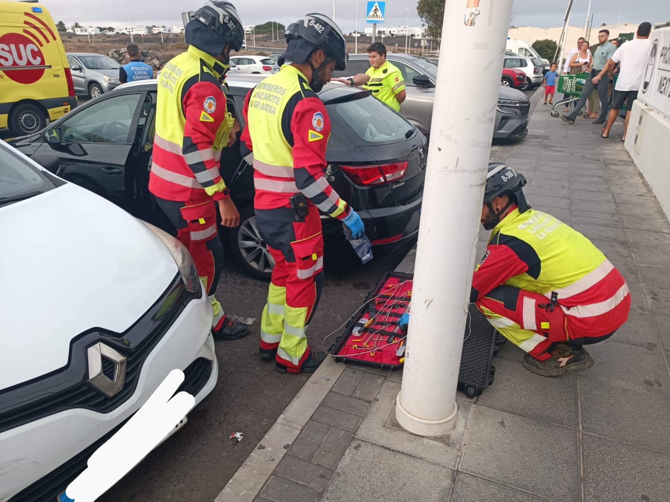 Rescatan a un menor encerrado en un vehículo en Playa Honda