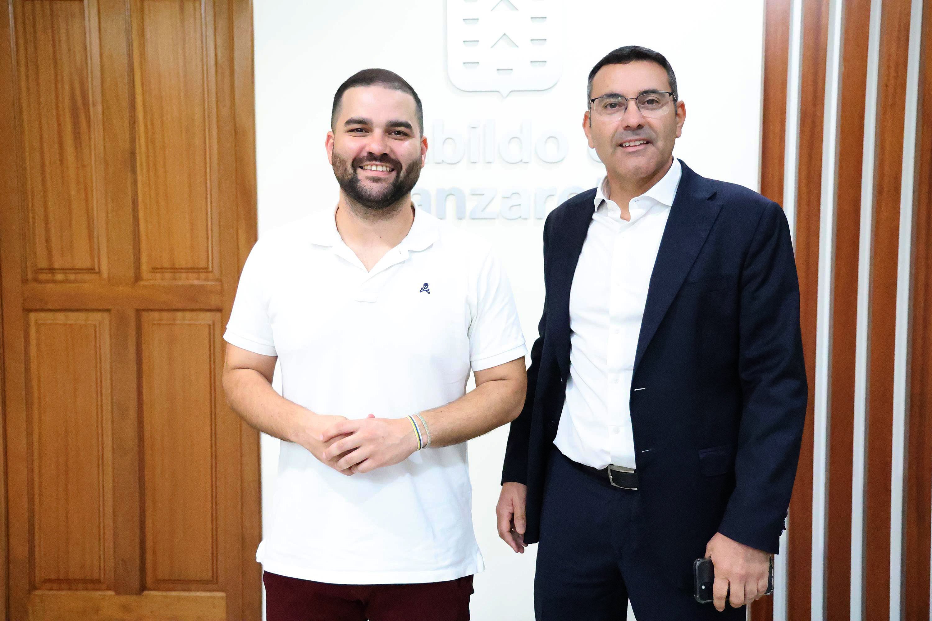 Oswaldo Betancort y Jesús Machín Tavío en el Cabildo de Lanzarote.