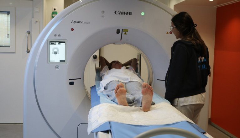 Primera paciente del TAC portátilj