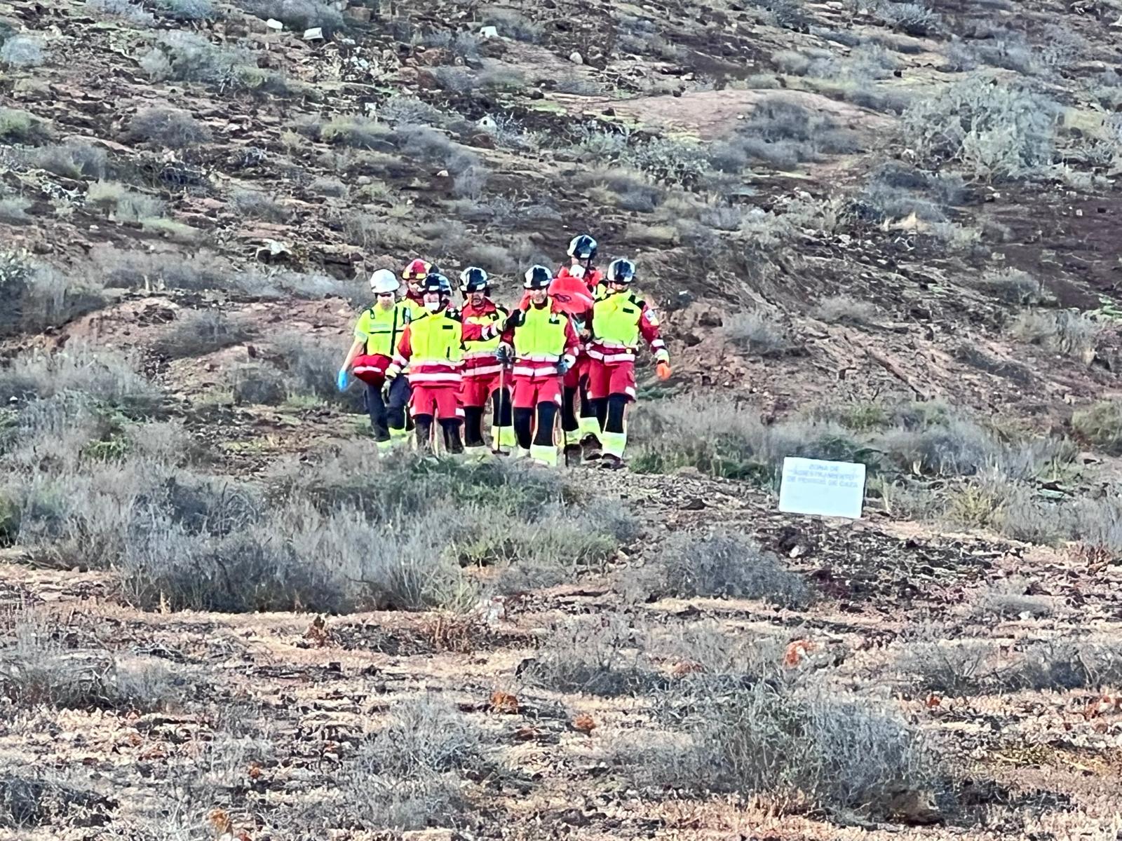 Bomberos del Consorcio socorriendo al accidentado. Foto: La Voz.