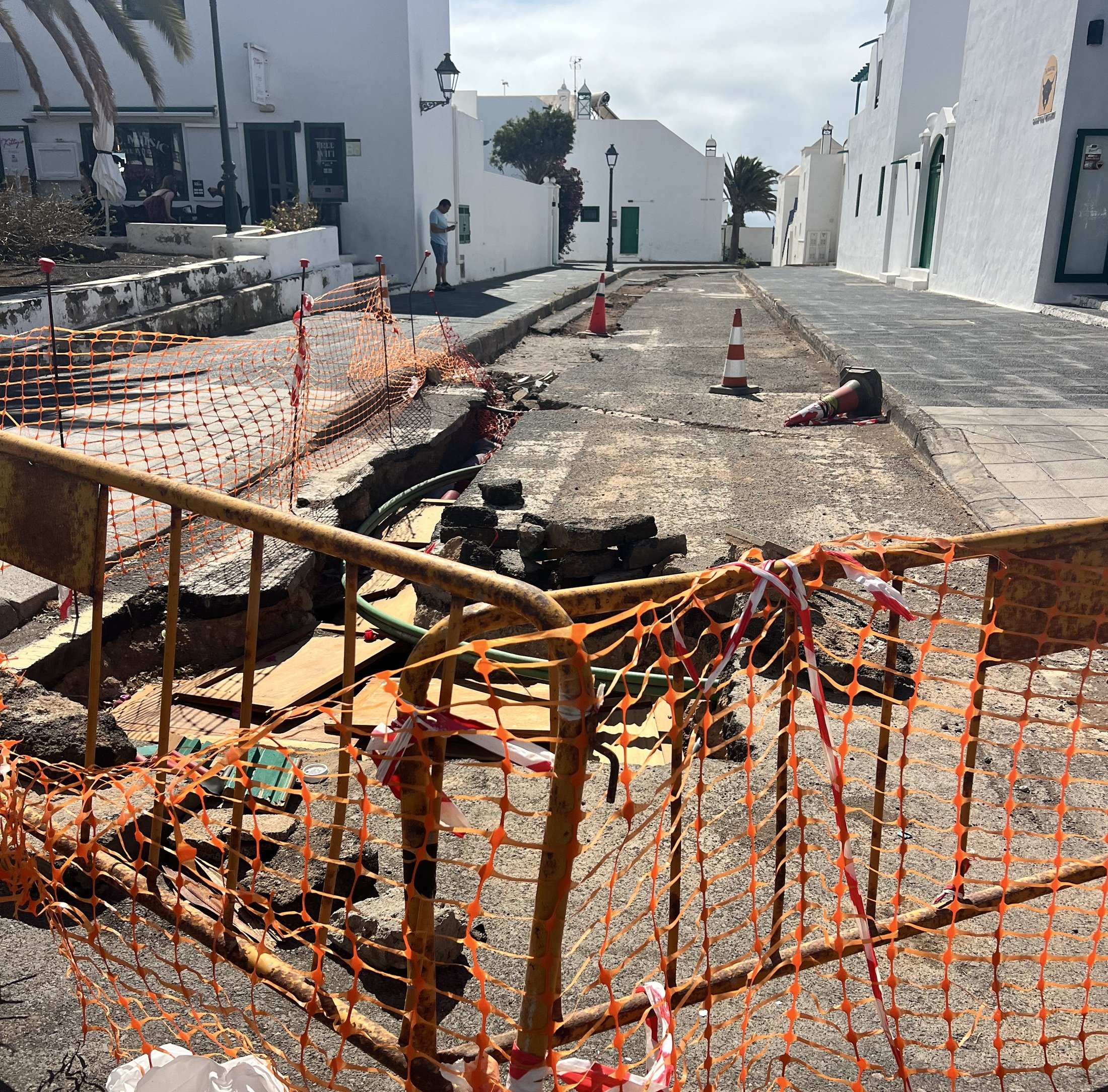 Calle cortada por obras en Costa Teguise