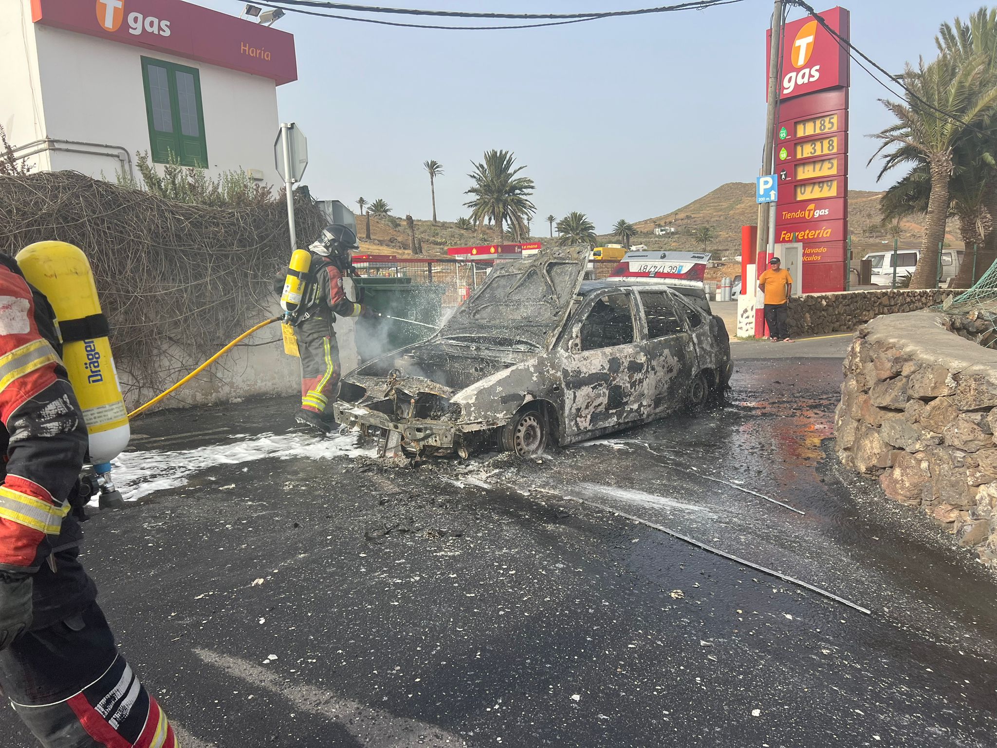 Sofocan las llamas de un vehículo en Haría.