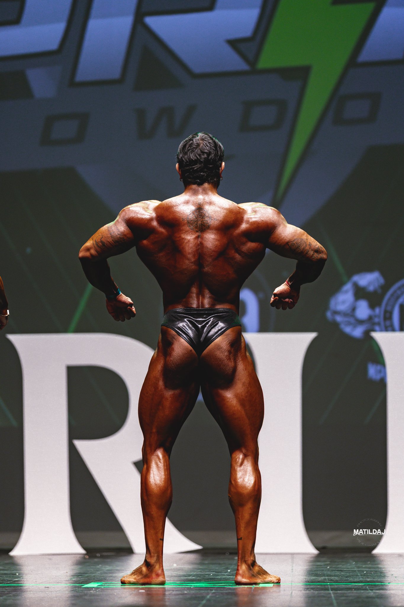 Kunal Mahtani de espaldas