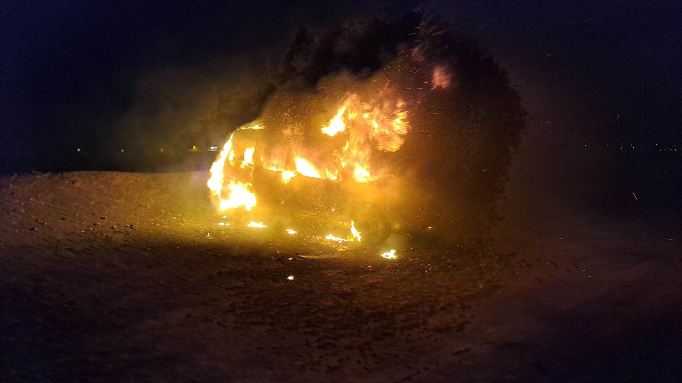  Un coche arde por completo en Arrecife durante la noche del domingo