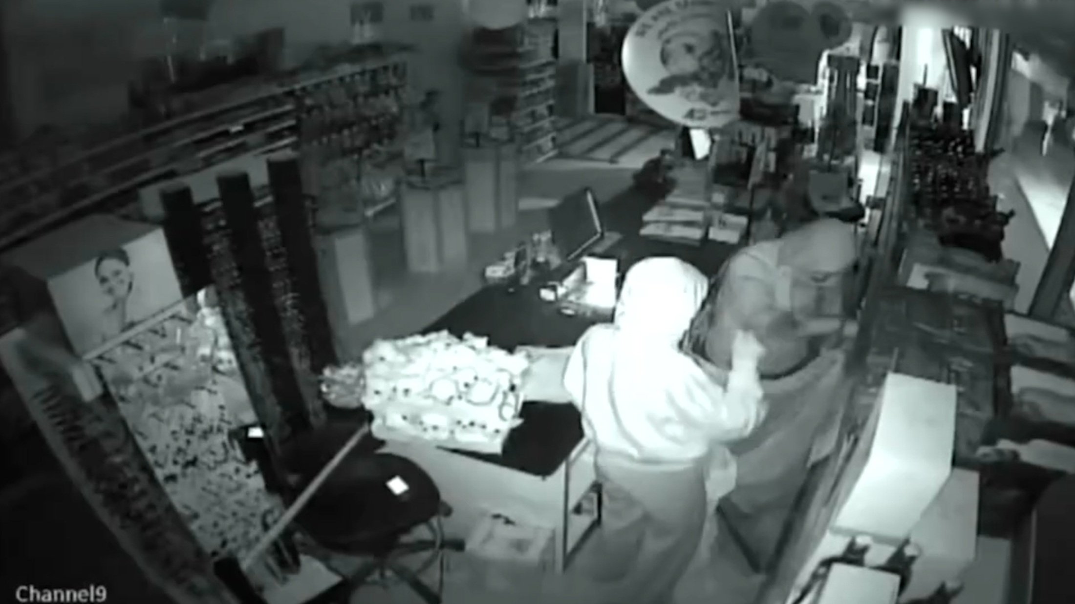 Momento del robo en uno de los locales