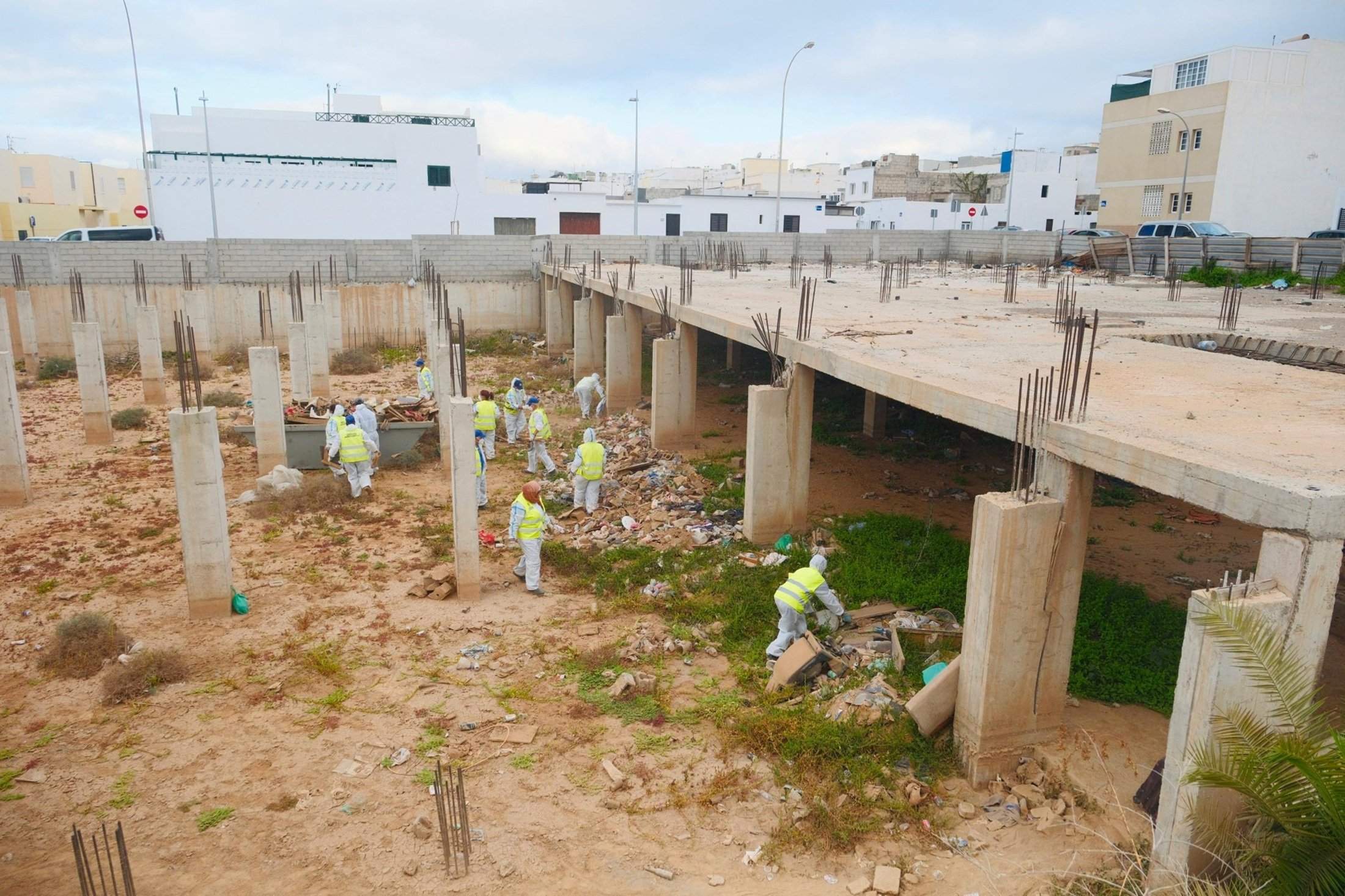 Equipos especiales del Ayuntamiento de Arrecife retirando los residuos del fumadero de Argana Alta