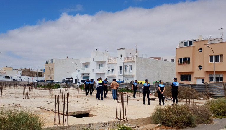 La Policía Local de Arrecife ha efectuado un despliegue para el desalojo de este fumadero de drogas, el mayor en Lanzarote. El alcalde estuvo presentehh