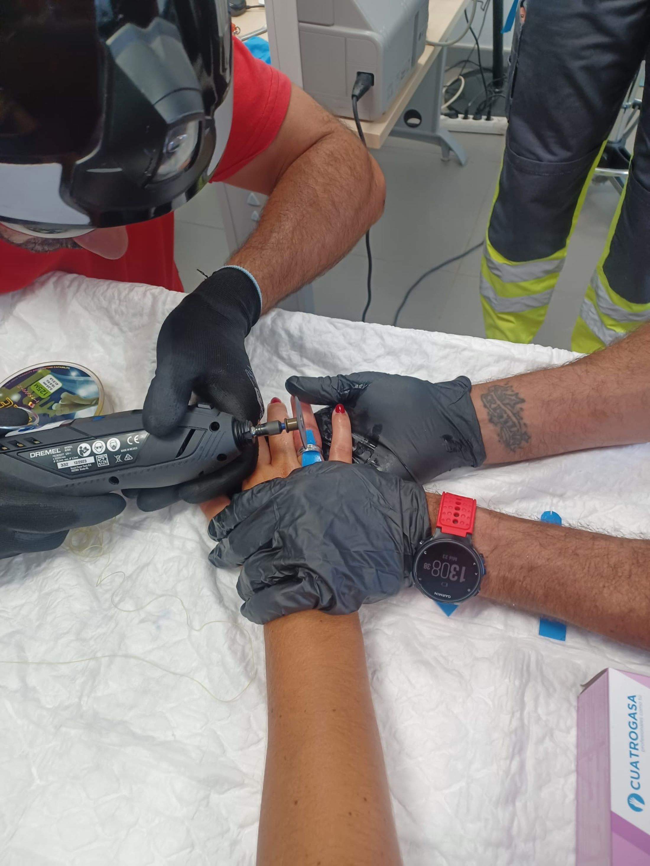 Los bomberos sacan un anillo atascado en un dedo a una mujer en Playa Blanca 