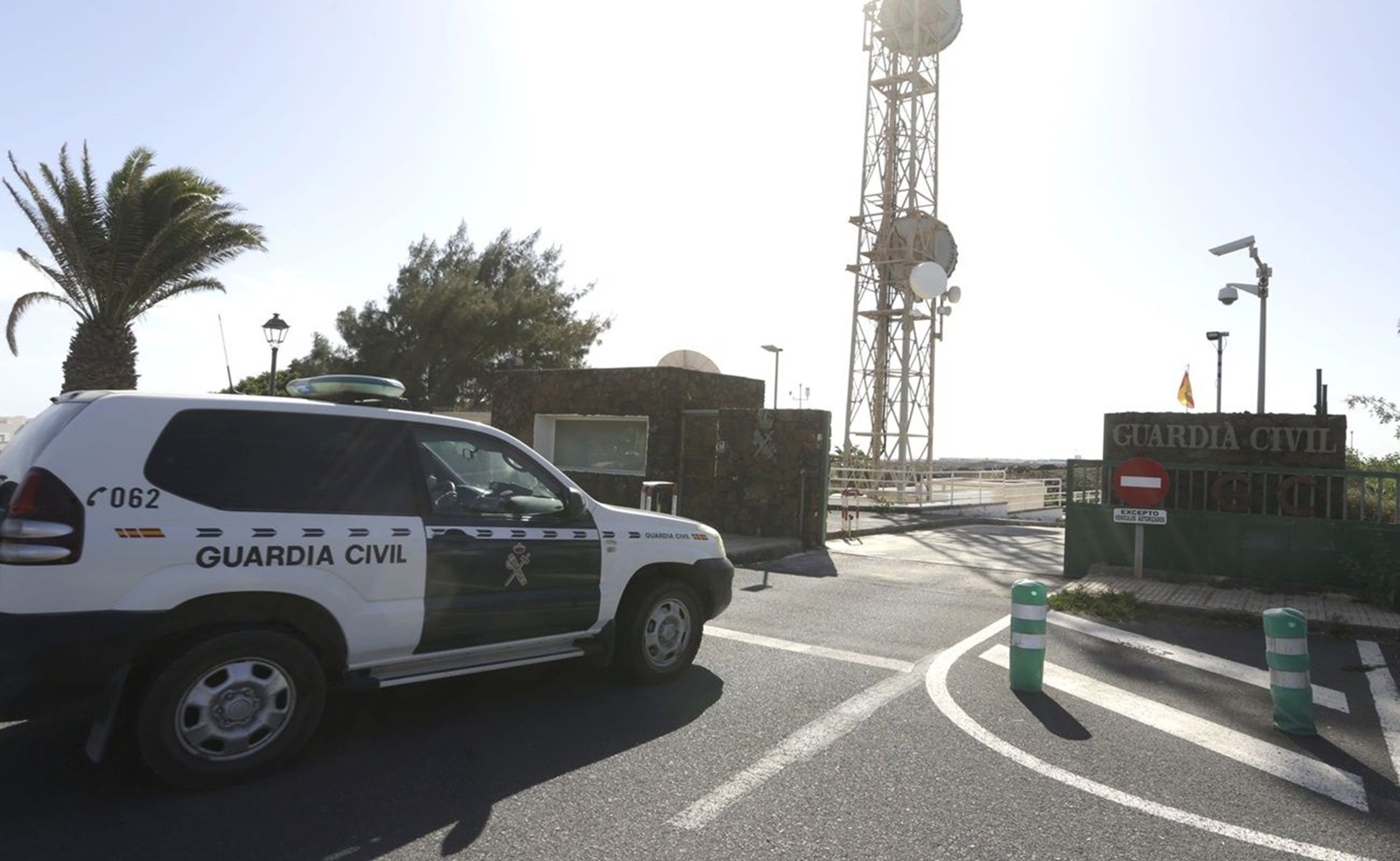 Vehículo de la Guardia Civil situado frente al cuartel de Costa Teguise, en Lanzarote