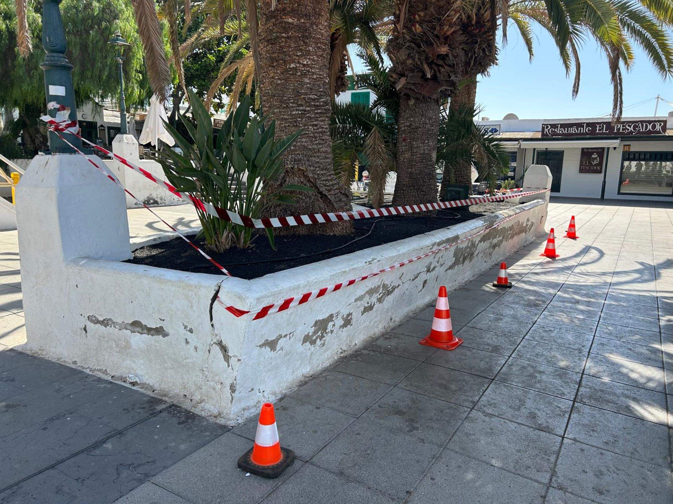 Retiran una farola en riesgo de caída en el Pueblo Marinero de Costa Teguise