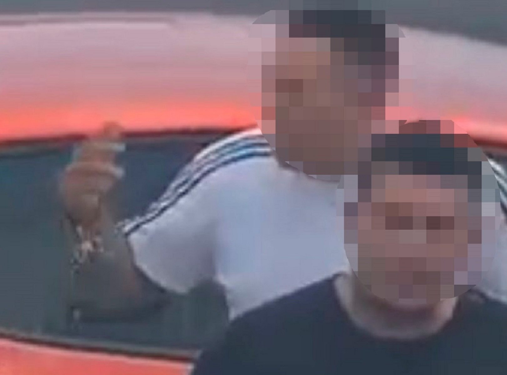 A la derecha, con una camisa negra, el acusado de agredir al italiano Salvatore Sinagra.